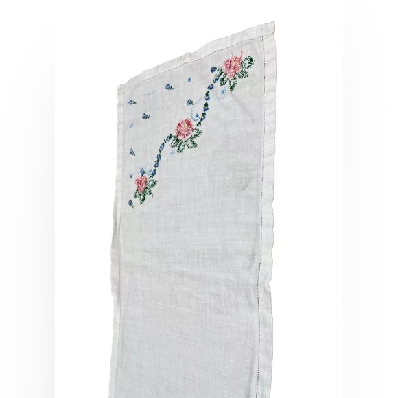 VTG Table Runner Dresser Scarf Floral Needlepoint Hemstitching Edge Cottagecore - Picture 8 of 11